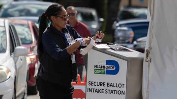 Una trabajadora electoral de Miami-Dade sella una boleta de votación en un buzón el 8 de noviembre de 2022.
