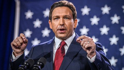 Ron DeSantis anunció nuevas medidas contra indocumentados..