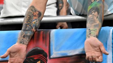 Fanático de Argentina con tatuajes de Messi y Maradona.