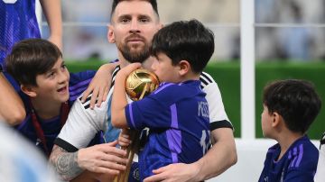 Lionel Messi junto a sus hijos tras ganar el Mundial de Qatar 2022.