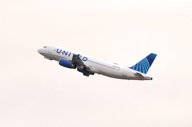 Batería portátil incendia pleno vuelo de United Airlines y a seis personas - La Opinión