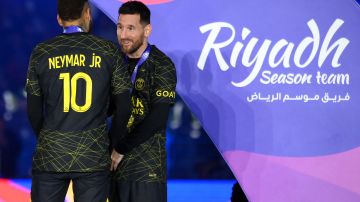 Neymar Jr. hablando con Lionel Messi tras la final de Copa de la temporada de Riyadh.