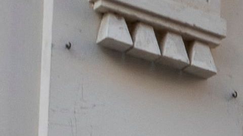 Mujer caminando afuera de la discoteca Sutton en Barcelona.