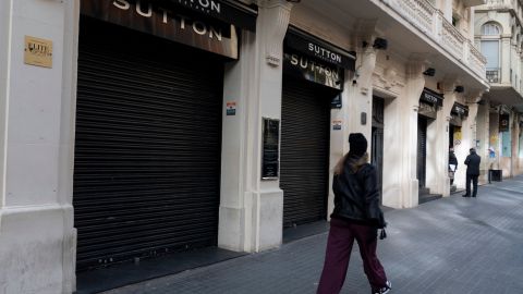 Mujer caminando afuera de la discoteca Sutton en Barcelona.