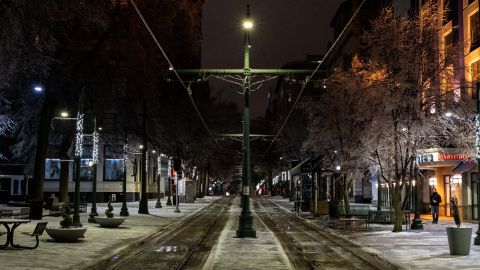 El hielo cubre las líneas del tranvía en el centro de Memphis, Tennessee, el 31 de enero de 2023.