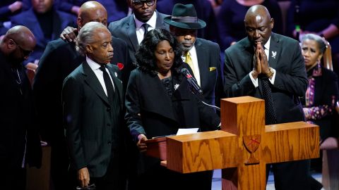 El Rev. Al Sharpton y la familia de Tyre Nichols dieron inicio al servicio fúnebre.