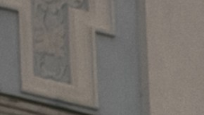 Vehículos militares rusos destruidos en exhibición en el centro de Kyiv.