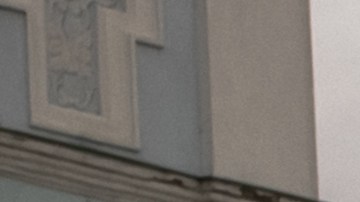 Vehículos militares rusos destruidos en exhibición en el centro de Kyiv.