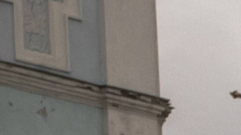 Vehículos militares rusos destruidos en exhibición en el centro de Kyiv.