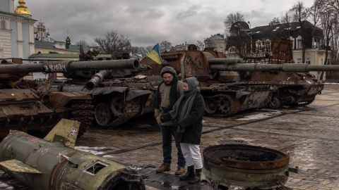 Vehículos militares rusos destruidos en exhibición en el centro de Kyiv.