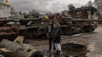 Vehículos militares rusos destruidos en exhibición en el centro de Kyiv.