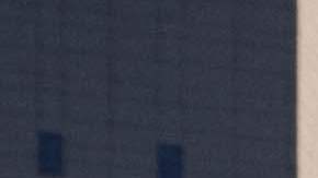 La gente toma fotos junto a una fuente congelada en Bryant Park, Nueva York.