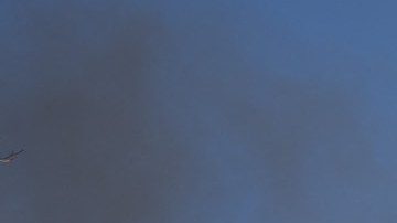 Residentes en Ohio dicen no confiar en autoridades y temen por su vida tras descarrilamiento de tren y derrame químico