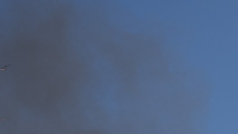 Residentes en Ohio dicen no confiar en autoridades y temen por su vida tras descarrilamiento de tren y derrame químico