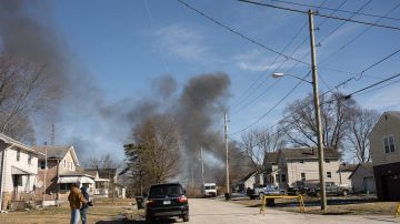 Residentes en Ohio dicen no confiar en autoridades y temen por su vida tras descarrilamiento de tren y derrame químico