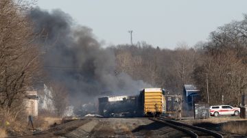 El humo sale de un tren de carga descarrilado en East Palestine, Ohio, el 4 de febrero de 2023.