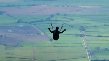 Mujer en Oklahoma muere después de estrellarse contra el suelo mientras saltaba en paracaídas