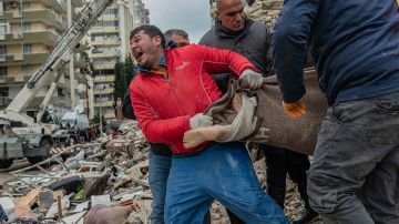 VIDEO: Sube a más de 2,000 los muertos en Turquía y Siria tras devastador terremoto