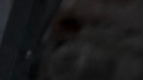 El personal de rescate lleva a un joven en una camilla a través de los escombros de los edificios en Kahramanmaras, el epicentro del terremoto.