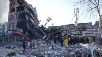 El terremoto en Turquía y Siria dejó más de 2,300 decesos y 2,000 edificios colapsados.