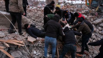 VIDEO: Milagro en Siria, rescatan a familia bajos los escombros de su casa, entre ellos, varios niños