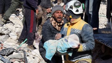 VIDEO: Terremoto en Turquía y Siria supera los 11,000 muertos; rescatistas trabajan a contrarreloj en busca de sobrevivientes