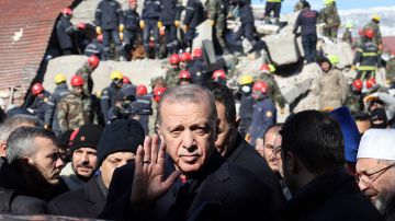 En medio de la crisis tras terremoto, Turquía bloquea a Twitter por críticas contra presidente Erdogan