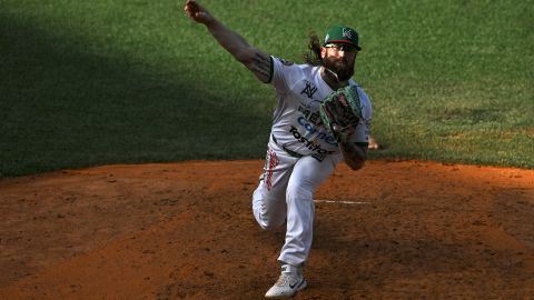 Matt Pobereyko, lanzando durante el juego contra República Dominicana el pasado 9 de febrero.