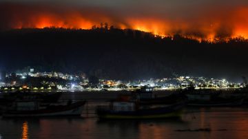 Un incendio forestal se acerca a la localidad de Dichato en la región sur de Chile.