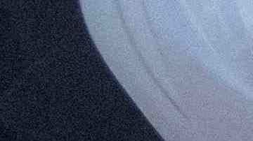 Rescatistas trasladan a una ambulancia a una mujer que sacaron de los escombros en Turquía.