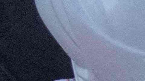 Rescatistas trasladan a una ambulancia a una mujer que sacaron de los escombros en Turquía.