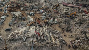 Vista aérea de derrumbes y de la operación de rescate en curso en Kahramanmaras, epicentro del primer temblor de magnitud 7.8.