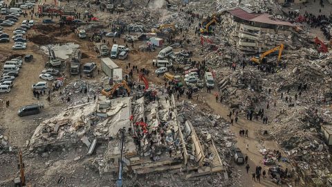 Vista aérea de derrumbes y de la operación de rescate en curso en Kahramanmaras, epicentro del primer temblor de magnitud 7.8.