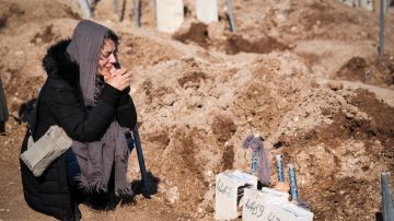 Familias lloran a sus muertos en el terremoto que asoló a Turquía y Siria.