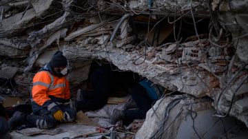 Rescatista en Turquía buscando personas entre los escombros.