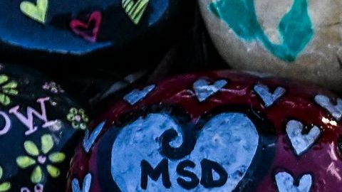 El monumento a las víctimas del tiroteo en la escuela secundaria Marjory Stoneman Douglas en Parkland, Florida,