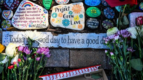 El monumento a las víctimas del tiroteo en la escuela secundaria Marjory Stoneman Douglas en Parkland, Florida,