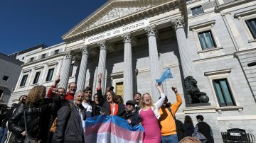 España aprueba permisos menstruales, leyes transgénero y aborto adolescente sin permiso de sus padres
