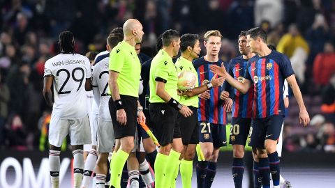 Jugadores del Barcelona y Manchester United tras el partido de ida.