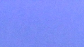 Una televisión que muestra un noticiero con imágenes de archivo de una prueba de misiles de Corea del Norte.