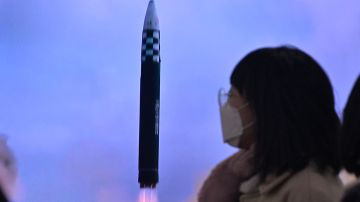 Una televisión que muestra un noticiero con imágenes de archivo de una prueba de misiles de Corea del Norte.