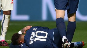 Neymar Jr. adolorido en el suelo tras una lesión.