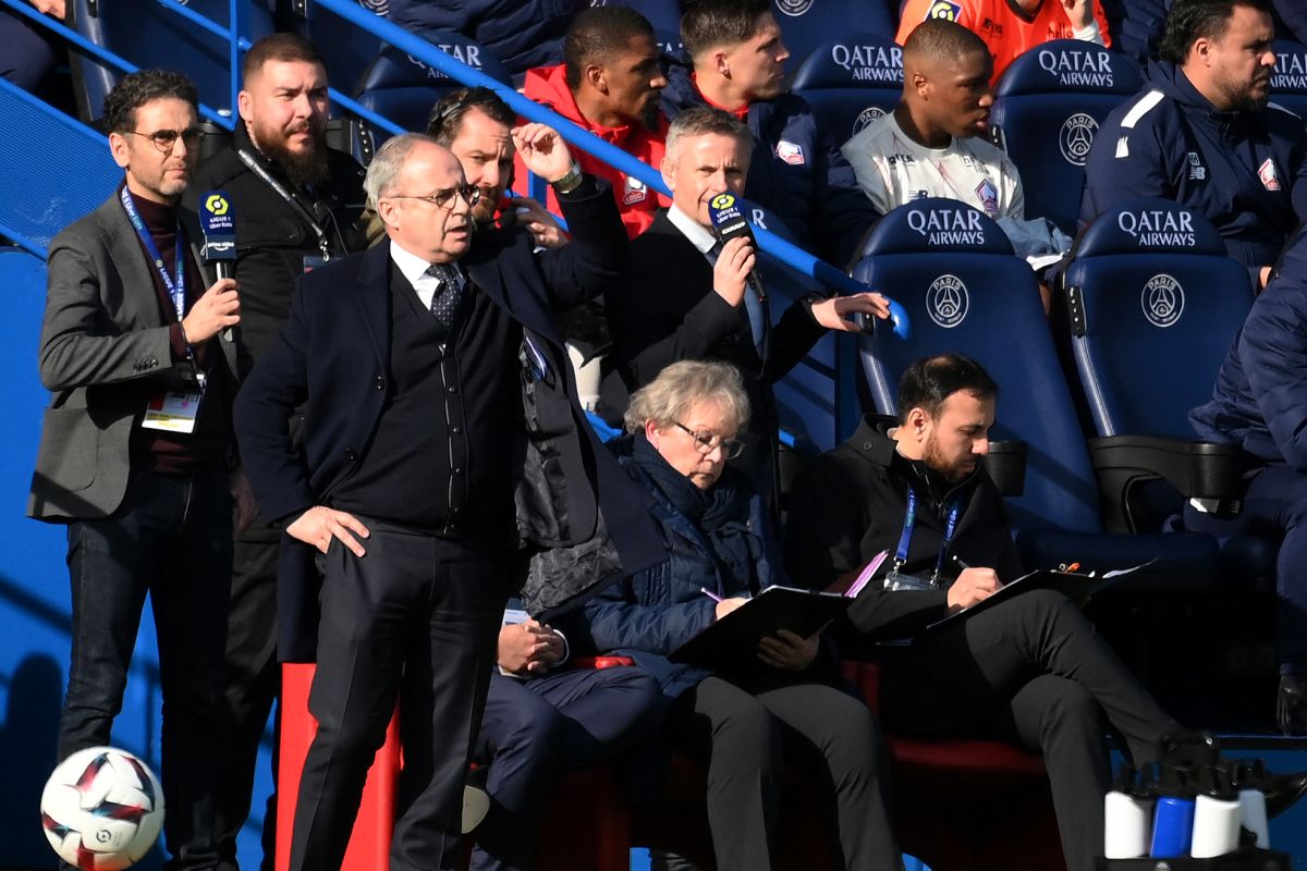 Director Deportivo Del Psg Bajó Al Campo Para Dar Indicaciones Tácticas En Pleno Partido La