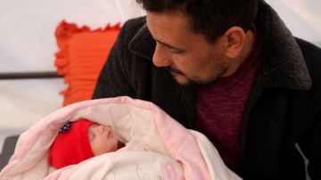Bebé que nació entre escombros del terremoto que devastó Siria y quedó huérfana, es adoptada por sus tíos y la nombran como su mamá