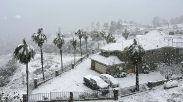 La tormenta dejó bajo nieve a ciudades como Rancho Cucamonga, al oriente de Los Ángeles.
