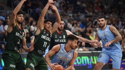 Selección de México de Baloncesto ante Uruguay en Montevideo.