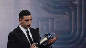 Emiliano 'Dibu' Martínez recibiendo el Premio The Best 2022.