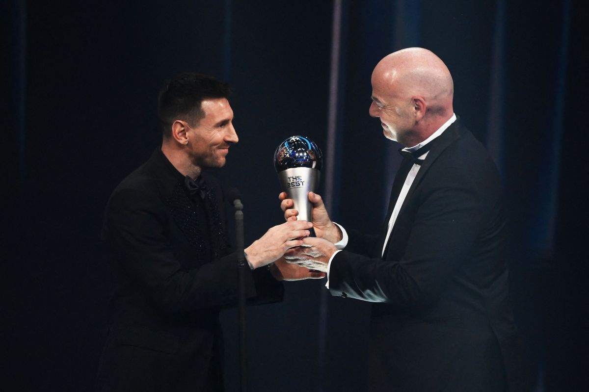 Lionel Messi recibiendo el Premio The Best 2022. 