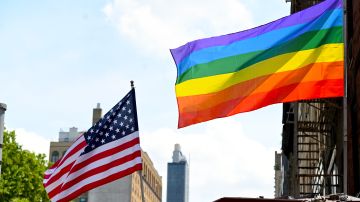 Captan a mujer prendiendo fuego a la bandera del orgullo gay afuera de un restaurante en NY