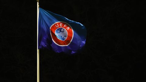 Bandera con el logo de la UEFA.